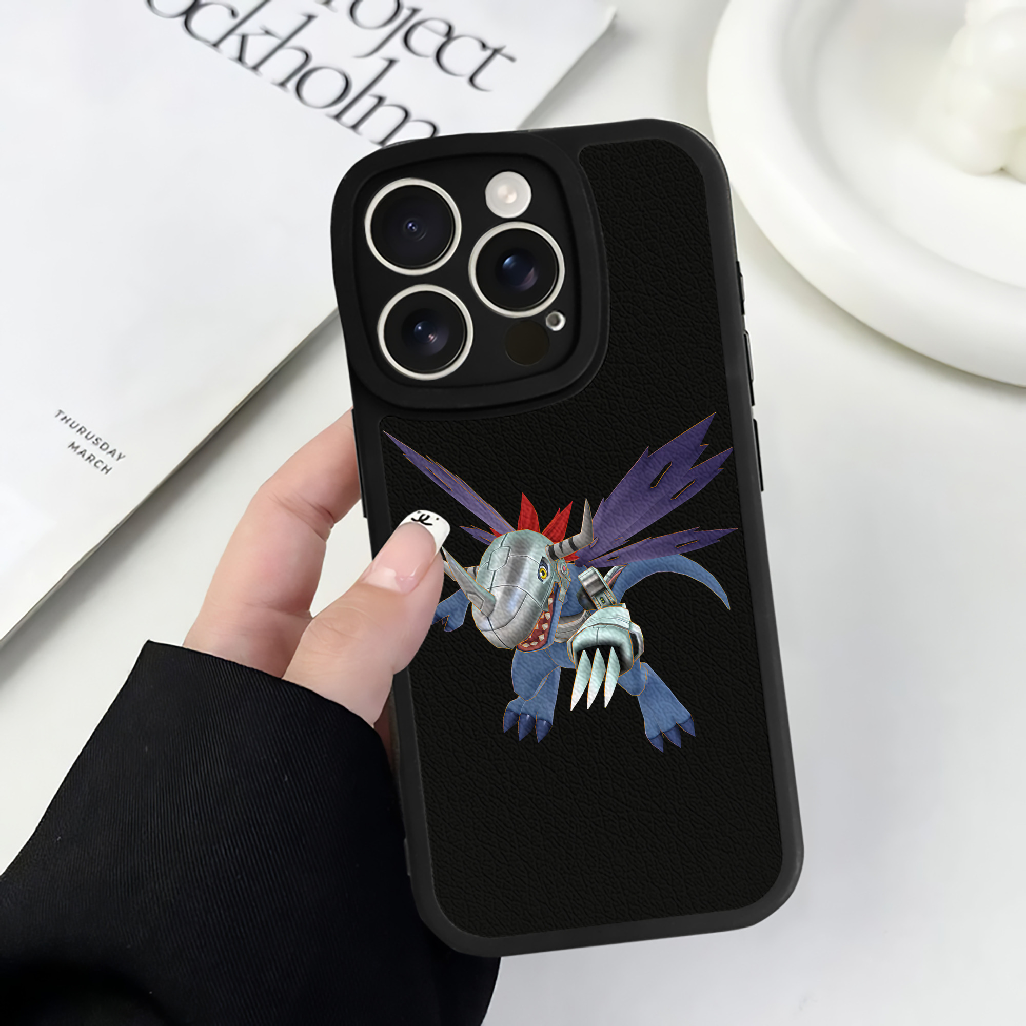（画像用） Digimon デジタルモンスター/デジモン 【iPhone 16シリーズ対応】シリコンスマホケース（レザー調） 材質：シリコン